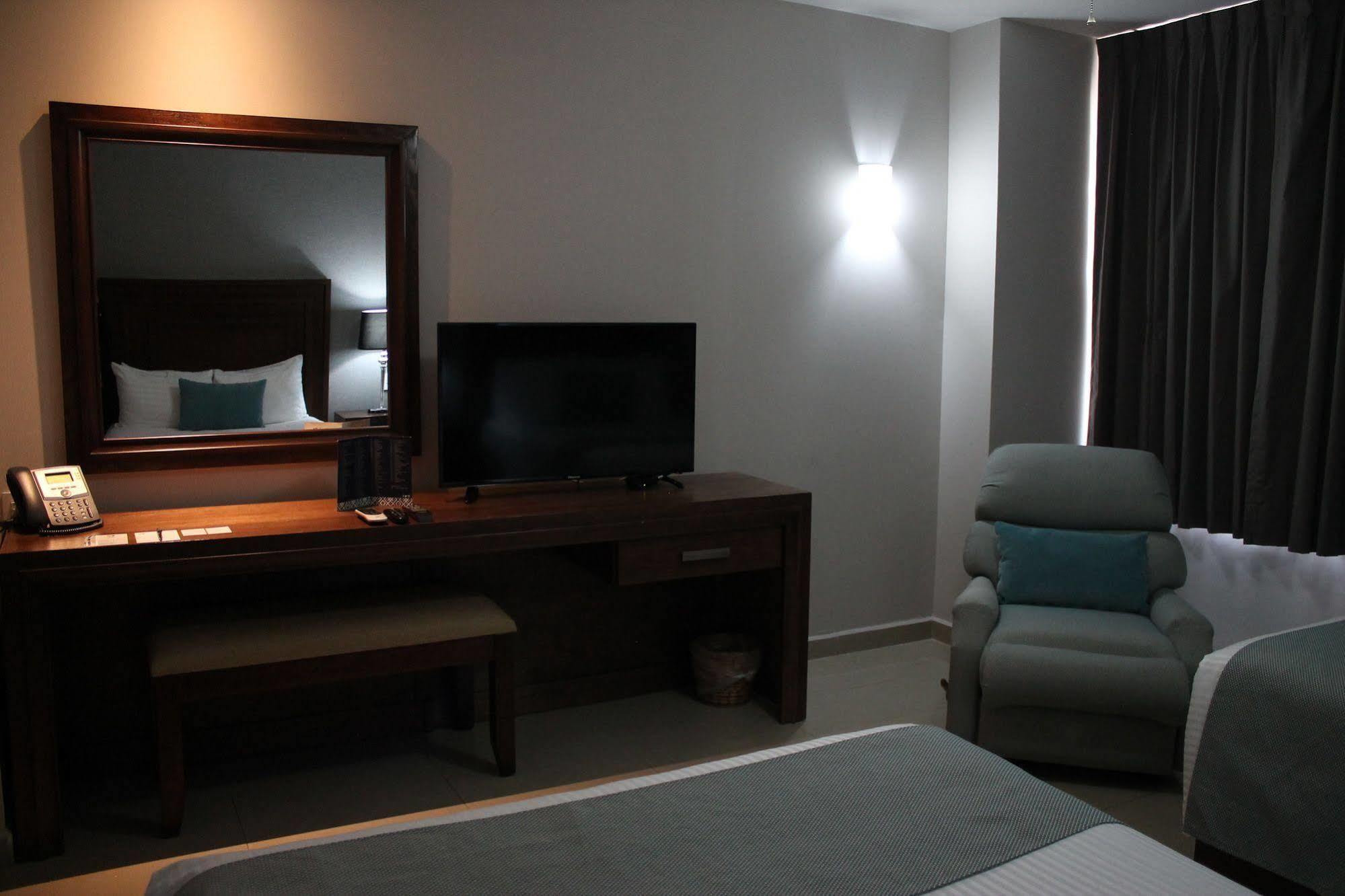 Hotel Suites Mexico Plaza Leon Campestre Exterior photo